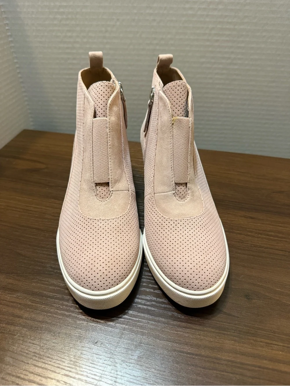 NIB! 💝Linea Paolo Beautiful Blush Pink Perforated Suede Booties Size 6.5